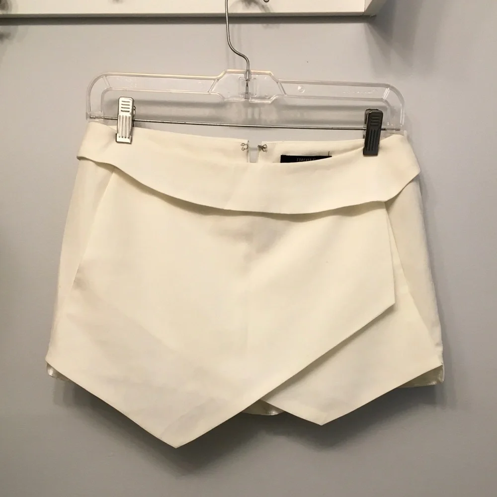 Women’s Solid White Asymmetrical Skort Forever 21 Size M - Picture 6 of 13